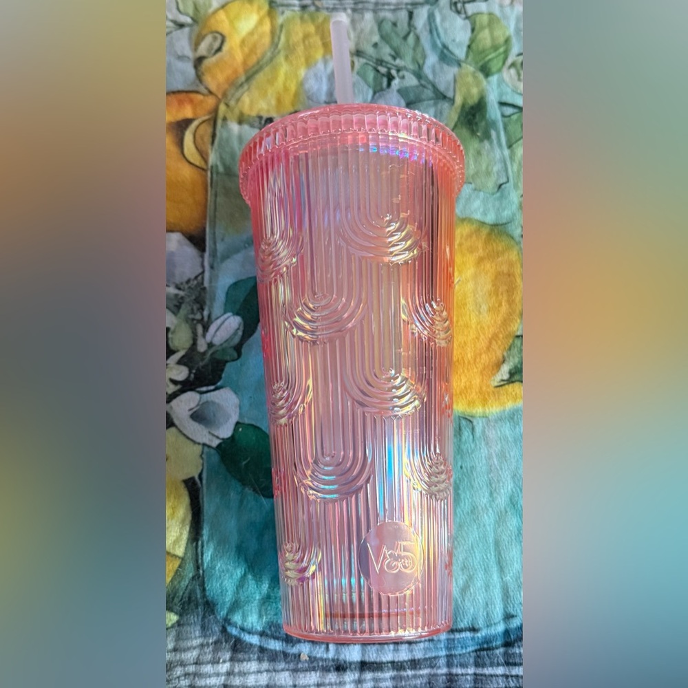 ๐ทFrancesca's Collections Pink Diamondcut Tumbler with Screw on Lid and Straw.